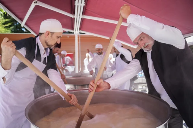 İstanbul'da Kerbela Şehitleri İçin Aşure Geleneği Devam Ediyor