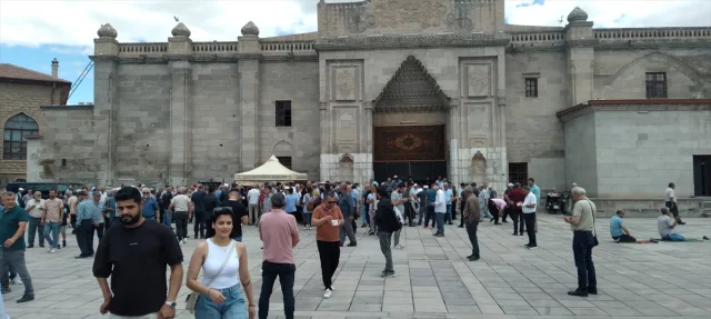 Konya'da Aşure Geleneği Coşkuyla Yaşatıldı: Binlerce Kişiye Ulaşıldı