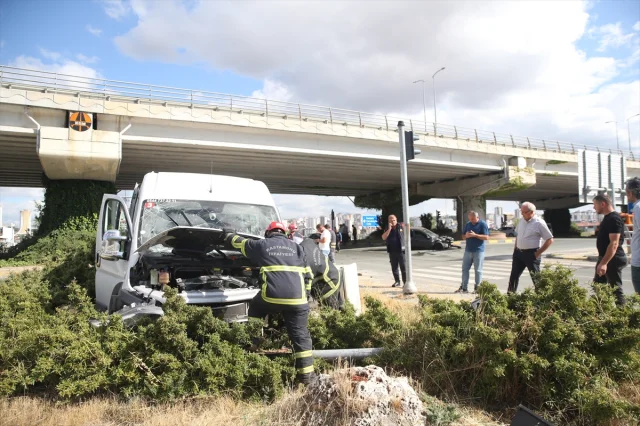 Kastamonu'da İlginç Kaza Minibüs ve Otomobilin Çarpışmasıyla...