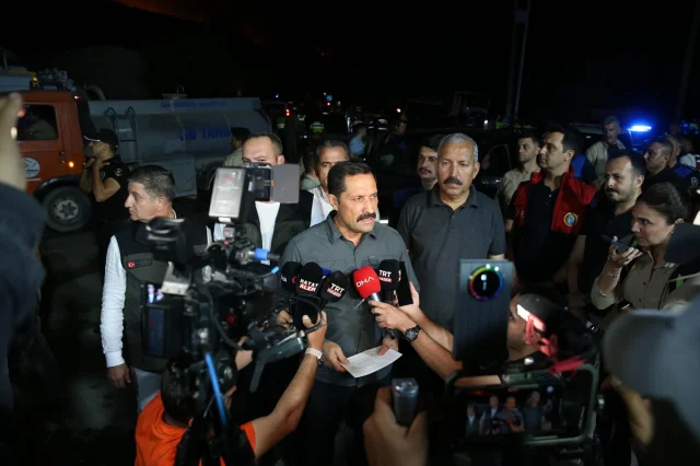 Hatay Dörtyol'da Orman Yangınıyla Mücadele Sürüyor