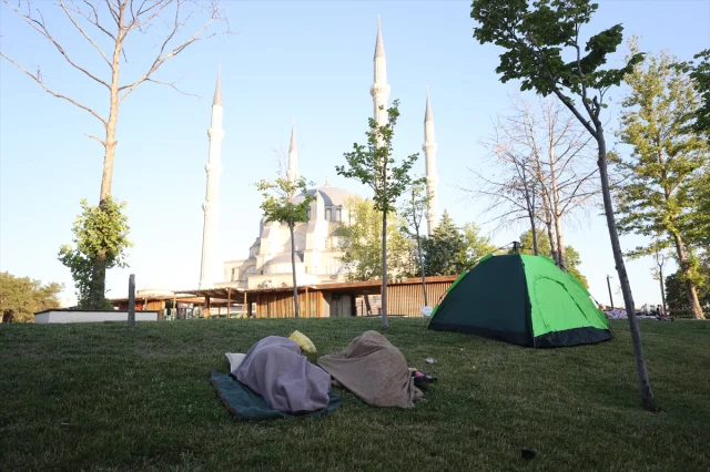 Kırkpınar Etkinliklerinde Otel Bulamayanlar Selimiye Cami Etrafında Kamp Kurdu