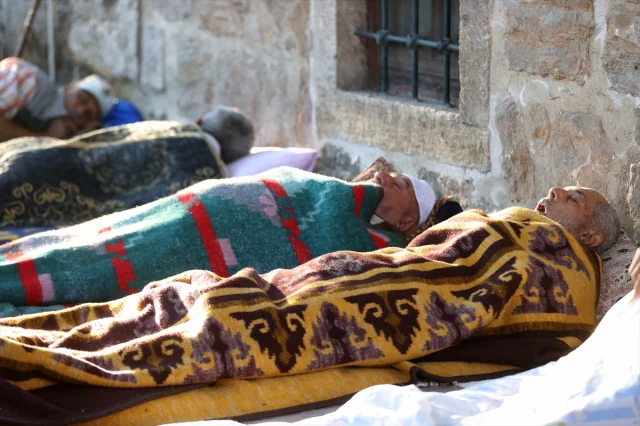 Kırkpınar Etkinliklerinde Otel Bulamayanlar Selimiye Cami Etrafında Kamp Kurdu