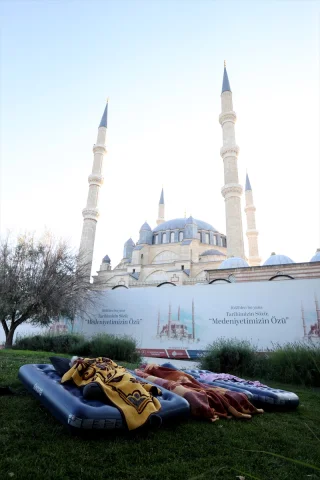 Kırkpınar Etkinliklerinde Otel Bulamayanlar Selimiye Cami Etrafında Kamp Kurdu