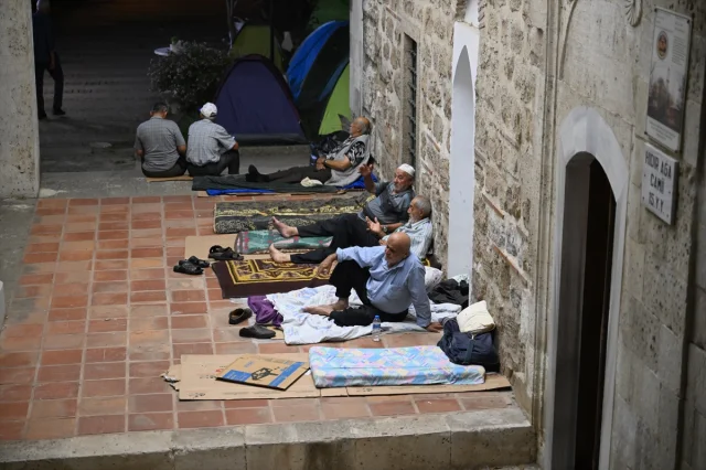 Kırkpınar Etkinliklerinde Otel Bulamayanlar Selimiye Cami Etrafında Kamp Kurdu