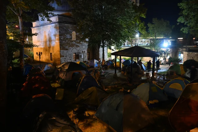Kırkpınar Etkinliklerinde Otel Bulamayanlar Selimiye Cami Etrafında Kamp Kurdu