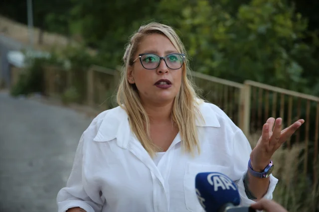 İzmir'de Depremzedeler Elektrik ve Su Kesintilerine Karşı Bi...