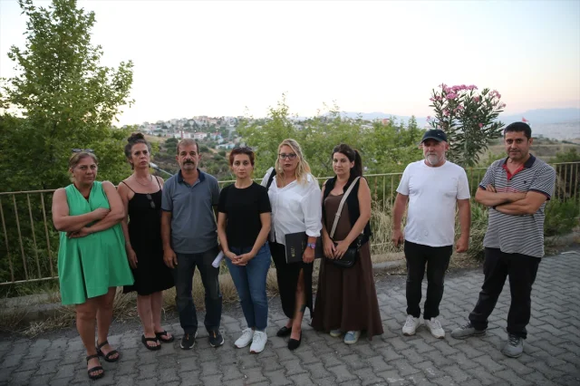 İzmir'de Depremzedeler Elektrik ve Su Kesintilerine Karşı Birleşti