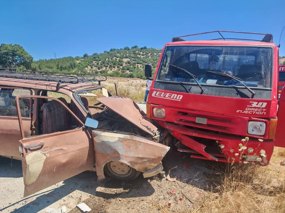 Balıkesir İvrindi'de Trafik Kazası: Kamyonet ve Otomobil Çarpıştı