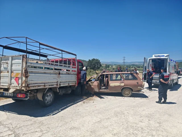 Balıkesir İvrindi'de Trafik Kazası: Kamyonet ve Otomobil Çarpıştı