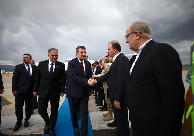 Cumhurbaşkanı Yardımcısı Cevdet Yılmaz Bingöl'de Yeğeninin Cenazesine Katıldı