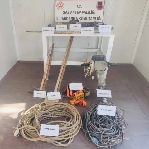 Gaziantep'te Kaçak Kazı Operasyonu: Tarihi Eser Avcıları Yak...