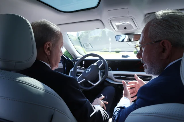 Cumhurbaşkanı Erdoğan Yerli Otomobil Togg'un Yeni Modeli T10F'yi Test Etti
