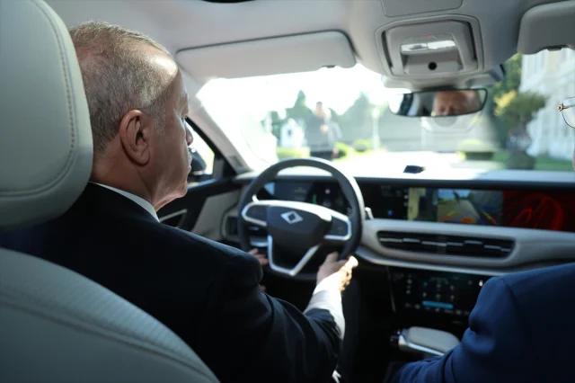 Cumhurbaşkanı Erdoğan Yerli Otomobil Togg'un Yeni Modeli T10F'yi Test Etti