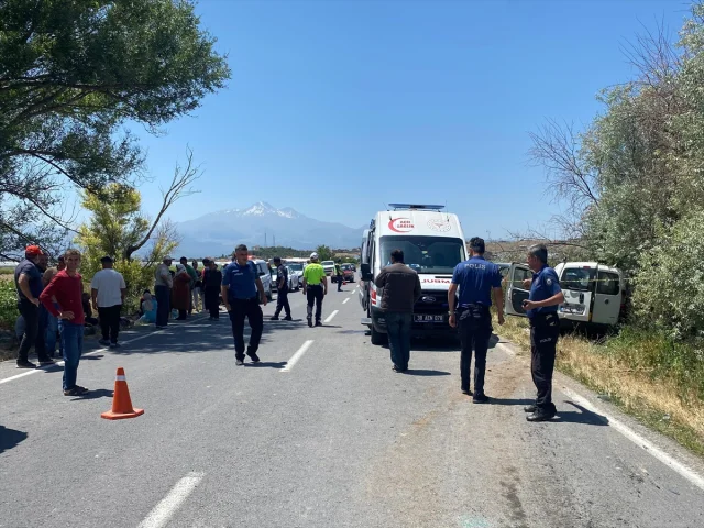 Kayseri'de İki Aracın Çarpışması Sonrası Trafik Güvenliği Ye...