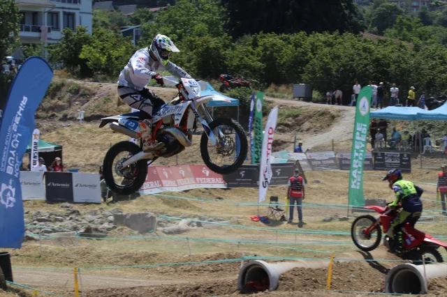 Türkiye Süper Enduro Şampiyonası Kocaeli'nin Çamurlu Pistinde Kıran Kırana Geçti