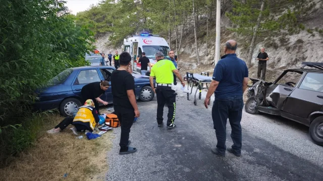 Kütahya'da Trafik Kazasında Beş Kişi Yaralandı