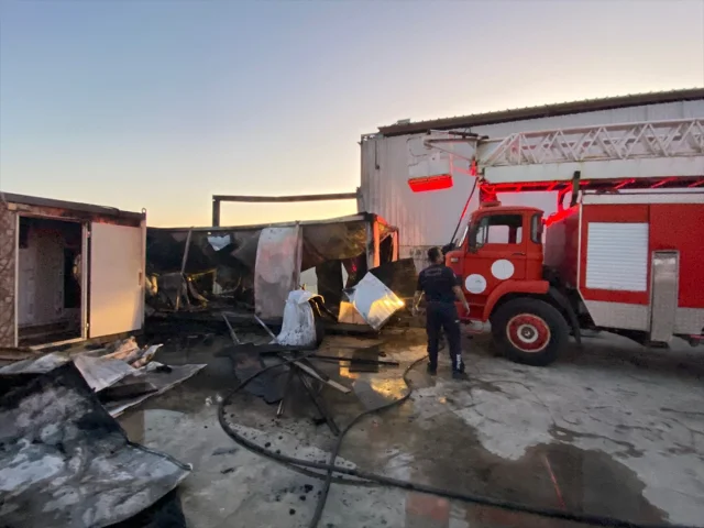 Antalya Serik'te İşçilerin Kaldığı Konteynerde Yangın Paniği