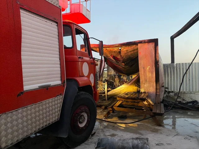 Antalya Serik'te İşçilerin Kaldığı Konteynerde Yangın Paniği