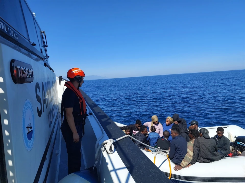 İzmir Kıyılarında 16 Kaçak Göçmen Sahil Güvenlik Tarafından Yakalandı