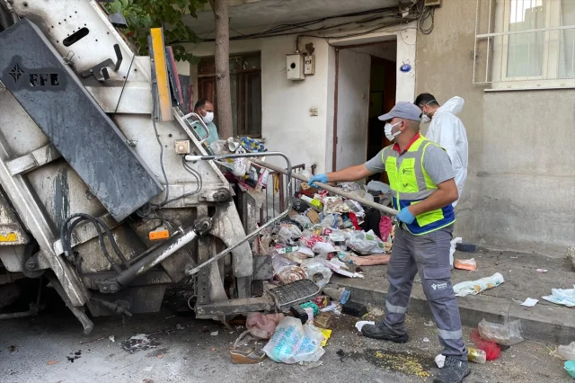 İzmir Bornova'da Çöp Ev Skandalı Gün Yüzüne Çıktı