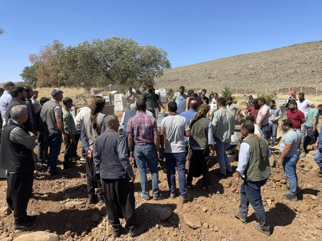 Mersin'deki Talihsiz Kaza Sonrası Beş Aile Üyesi Diyarbakır'da Son Yolculuğuna Uğurlandı