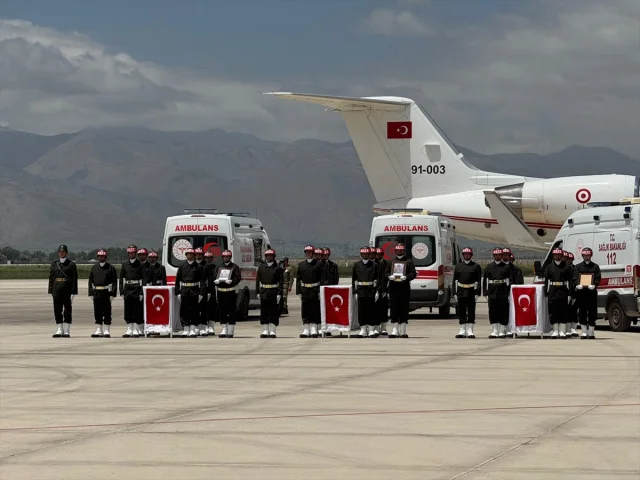 Pençe-Kilit Harekatı Bölgesinde Metan Gazından Etkilenen Askerler Uğurlandı