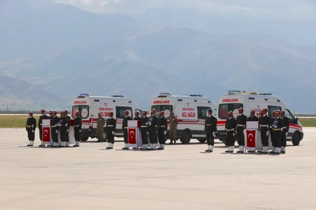 Hakkari'de Kahraman Askerler İçin Duygu Yüklü Tören