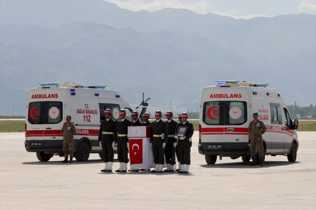Hakkari'de Kahraman Askerler İçin Duygu Yüklü Tören