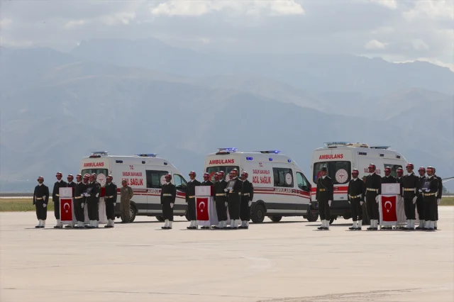 Hakkari'de Kahraman Askerler İçin Duygu Yüklü Tören