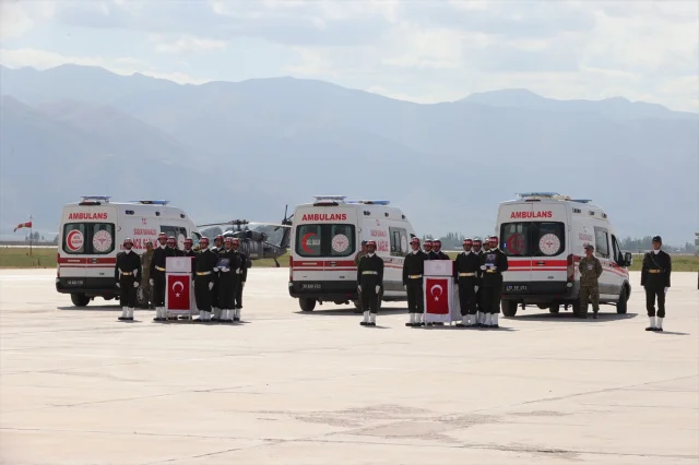 Hakkari'de Kahraman Askerler İçin Duygu Yüklü Tören