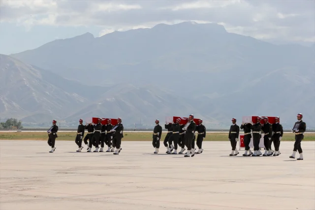 Hakkari'de Kahraman Askerler İçin Duygu Yüklü Tören