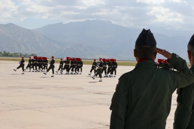 Hakkari'de Kahraman Askerler İçin Duygu Yüklü Tören