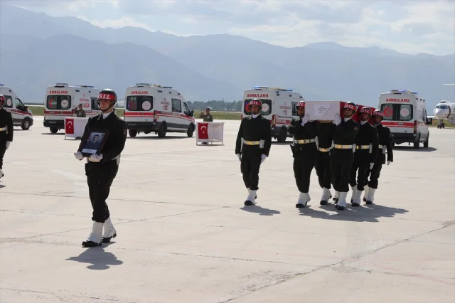 Hakkari'de Kahraman Askerler İçin Duygu Yüklü Tören