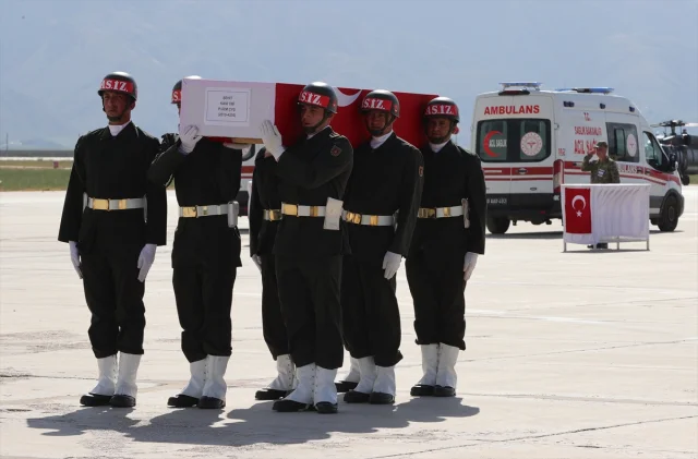 Hakkari'de Kahraman Askerler İçin Duygu Yüklü Tören