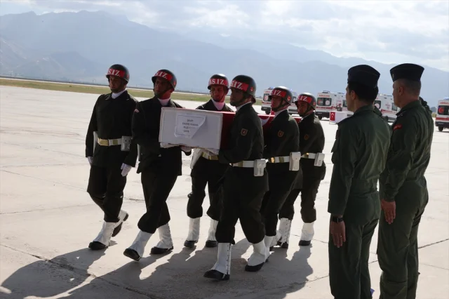 Hakkari'de Kahraman Askerler İçin Duygu Yüklü Tören