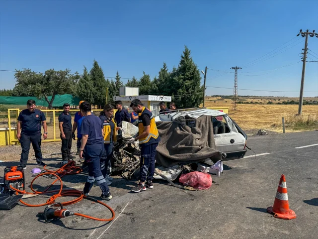 Uşak'ta Feci Kaza: Kamyon ve Otomobil Çarpışması Can Aldı