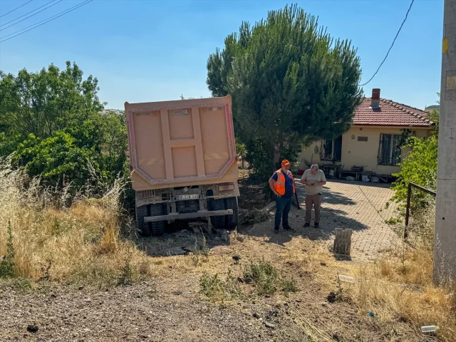 Uşak'ta Feci Kaza: Kamyon ve Otomobil Çarpışması Can Aldı