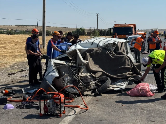 Uşak'ta Feci Kaza: Kamyon ve Otomobil Çarpışması Can Aldı