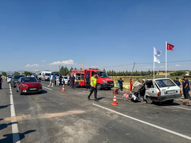 Uşak'ta Feci Kaza: Kamyon ve Otomobil Çarpışması Can Aldı