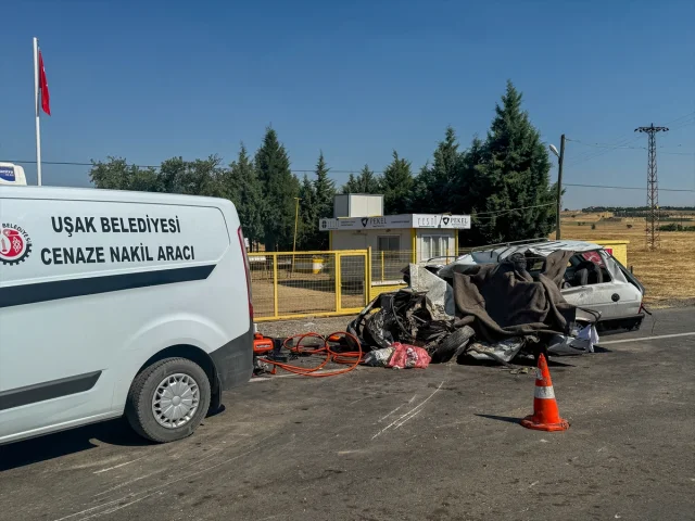 Uşak'ta Feci Kaza: Kamyon ve Otomobil Çarpışması Can Aldı