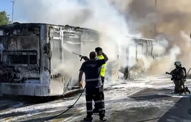 Bakırköy'de Metrobüs Yangını Yolcu Taşımacılığını Felce Uğrattı