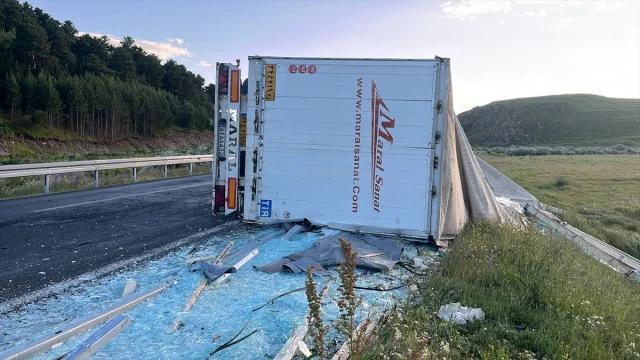 Ardahan'da Cam Yüklü Tır Devrildi Sürücü Hastaneye Kaldırıldı