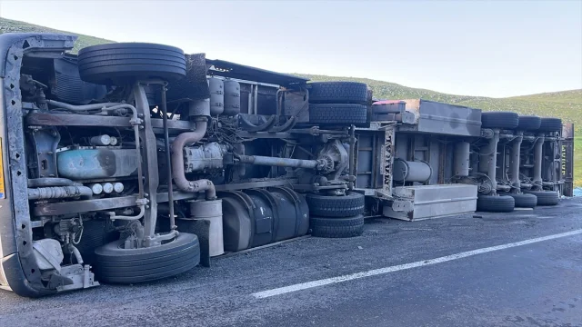 Ardahan'da Cam Yüklü Tır Devrildi Sürücü Hastaneye Kaldırıldı