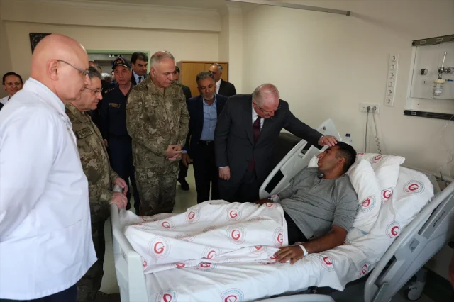 Milli Savunma Bakanı Güler'den Askerlere Destek Ziyareti
