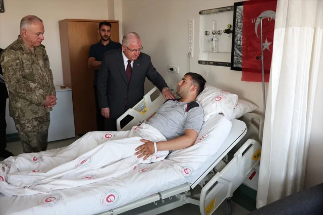 Milli Savunma Bakanı Güler'den Askerlere Destek Ziyareti