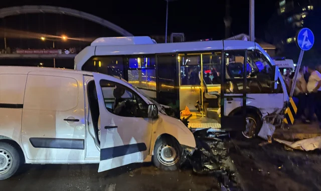 Rize'de Trafik Kazası Panik Yarattı 10 Kişi Yaralandı