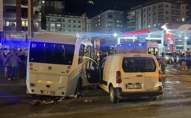 Rize'de Trafik Kazası Panik Yarattı 10 Kişi Yaralandı