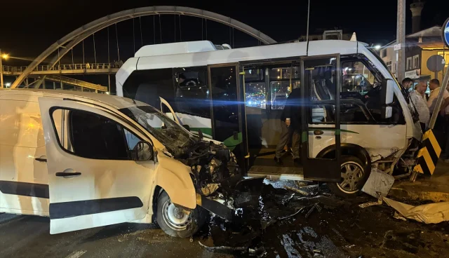Rize'de Trafik Kazası Panik Yarattı 10 Kişi Yaralandı