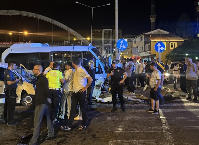 Rize'de Trafik Kazası Panik Yarattı 10 Kişi Yaralandı