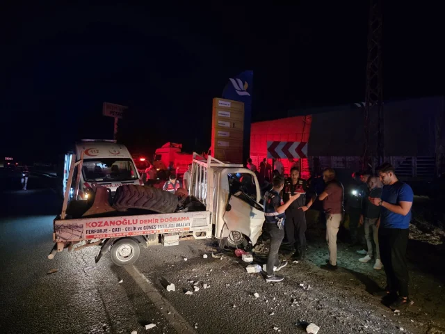 Adana Pozantı'da Trafik Kazası: Kamyonet ve Ticari Taksi Çar...